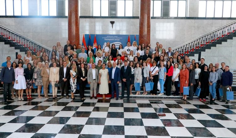 Urucene nagrade najuspesnijima u Programu „Za cistije i zelenije skole u Vojvodiniˮ 752x440